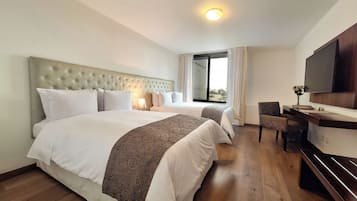 Ropa de cama de alta calidad, cubrecamas y minibar