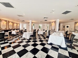 Frokost, lunsj og middag serveres, internasjonale retter 