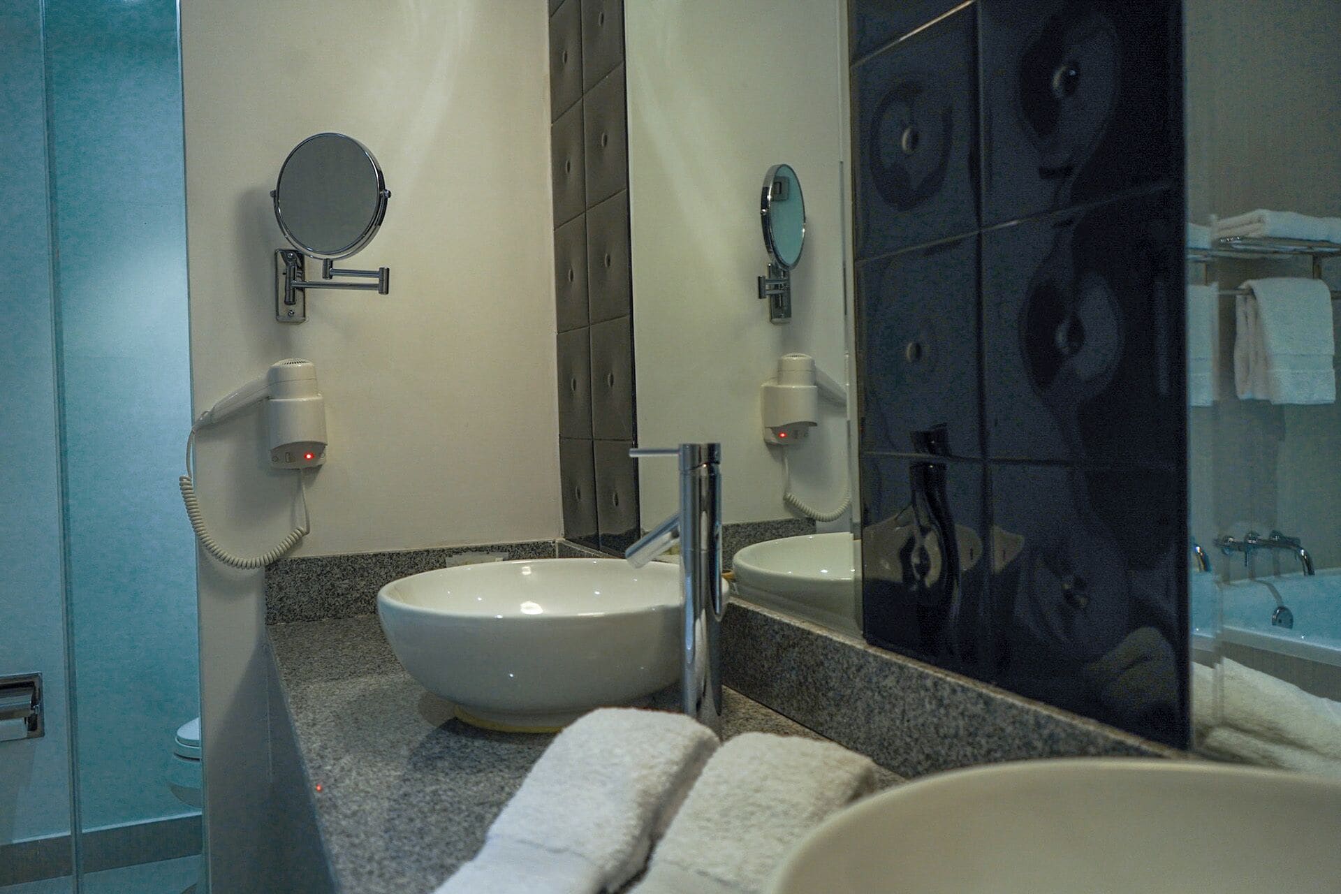 junior suite, 1 king bed | bathroom | combined shower/bathtub, rainfall showerhead, free toiletries