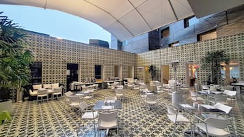供应早餐、午餐和晚餐,国际美食