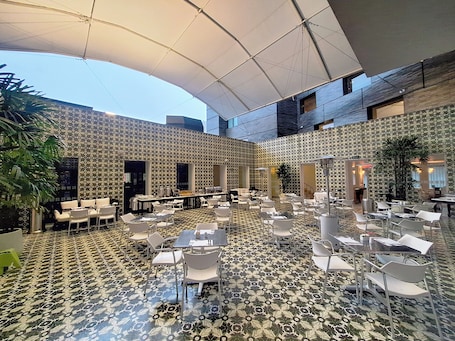 Breakfast, lunch, dinner served; international cuisine