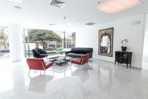 2 bars/lounges