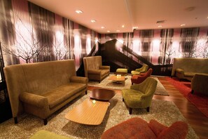 2 bars/lounges