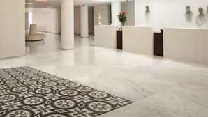 A spacious lobby with a grand chandelier, a reception desk, and a patterned carpet. - NM Lima Hotel (Lima)