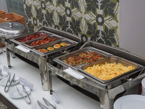 A buffet with various food options including hot dogs, sushi, and macaroni salad. - NM Lima Hotel (Lima)