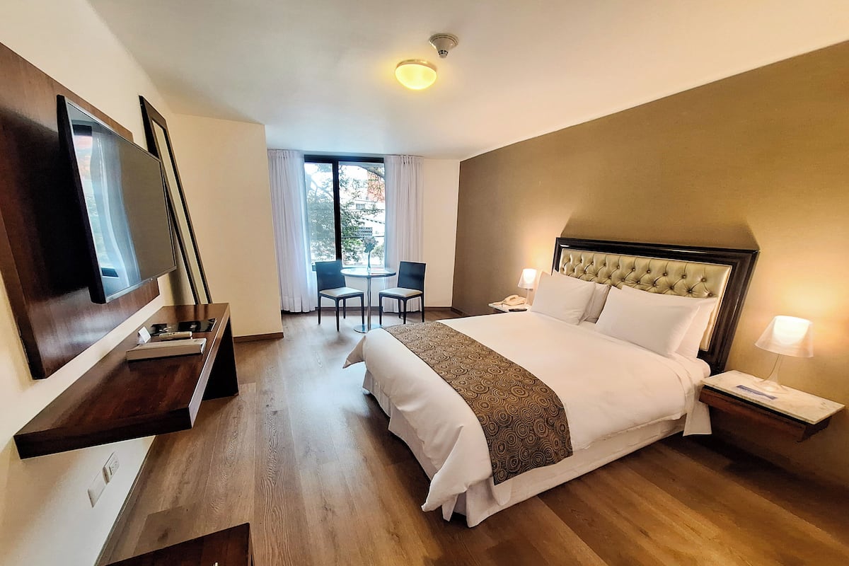 Habitación doble Premium, 1 cama Queen size | 1 habitación, ropa de cama de alta calidad, edredón y minibar