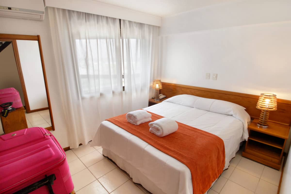 Cubrecamas, minibar y caja de seguridad en la habitación