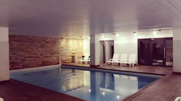 Piscina interna, piscina externa, funciona das 8h às 22h, guarda-sóis