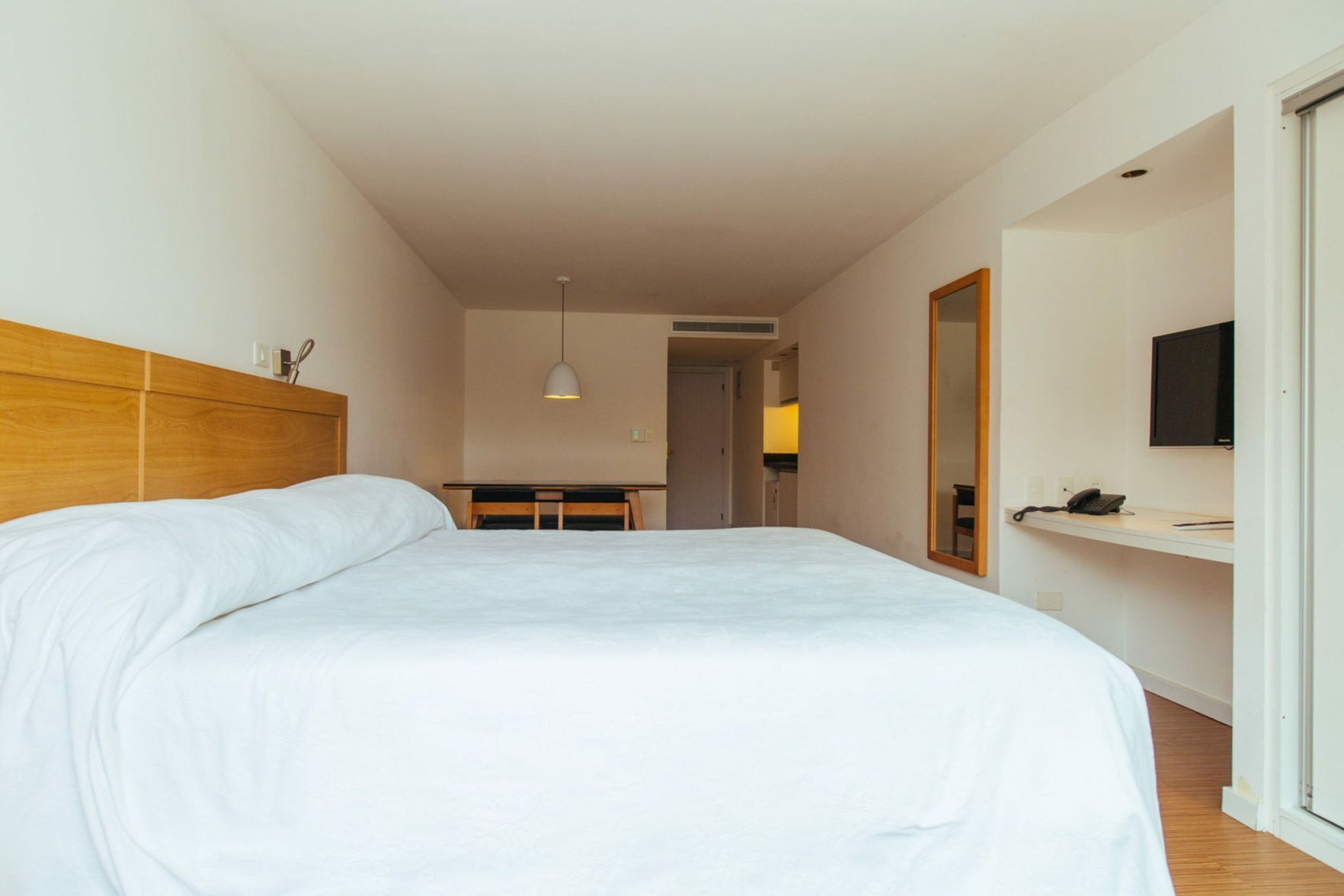 Cubrecamas, minibar y caja de seguridad en la habitación 