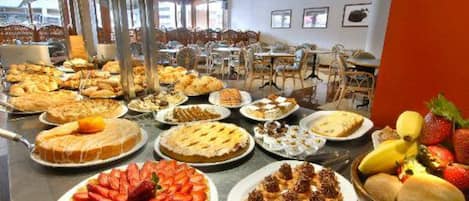 Free daily buffet breakfast