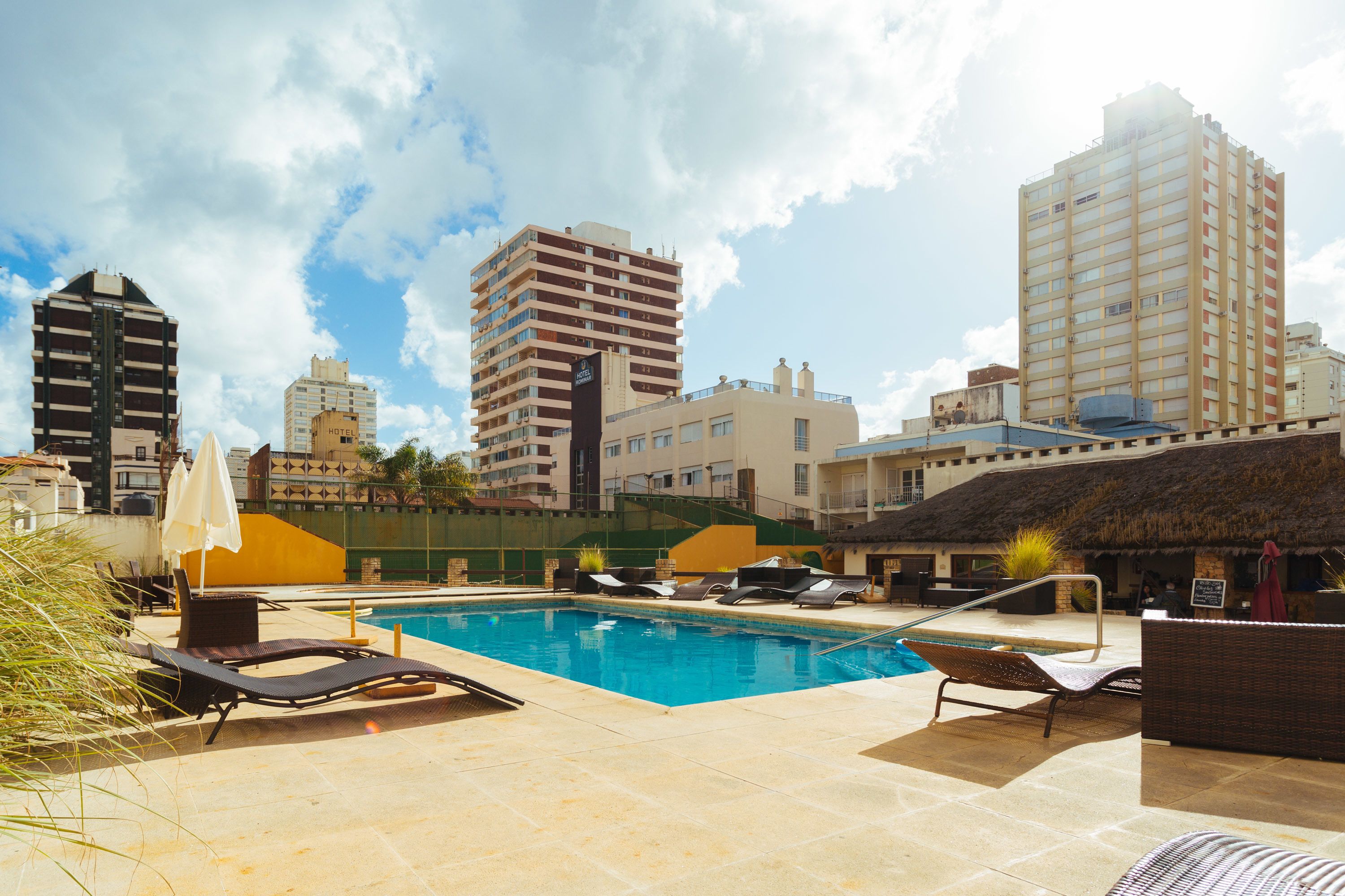 室內泳池、室外泳池；08:00 至 22:00 開放；泳池傘