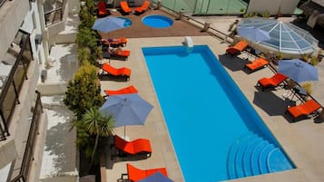Innenpool, Außenpool, Sonnenschirme