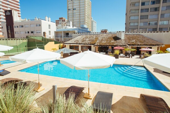 Piscine couverte, piscine extérieure, parasols de plage