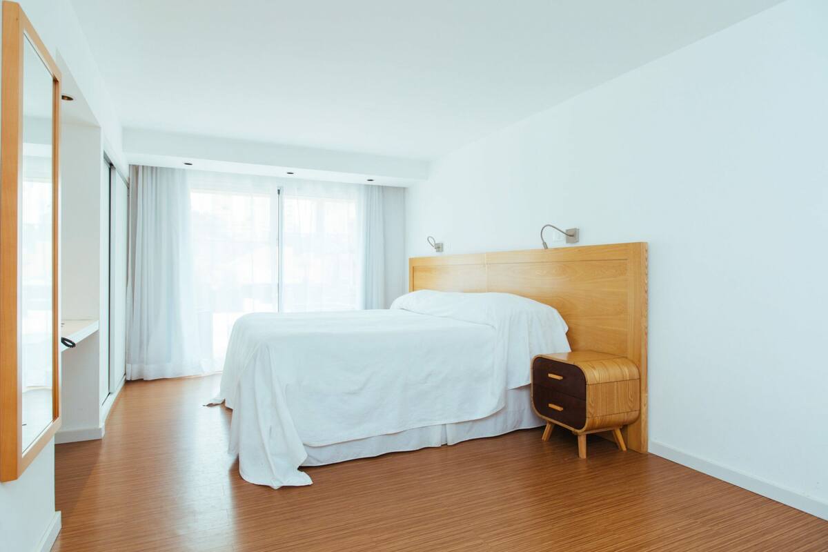 Standard Room | Down comforters, minibar, in-room safe, blackout drapes
