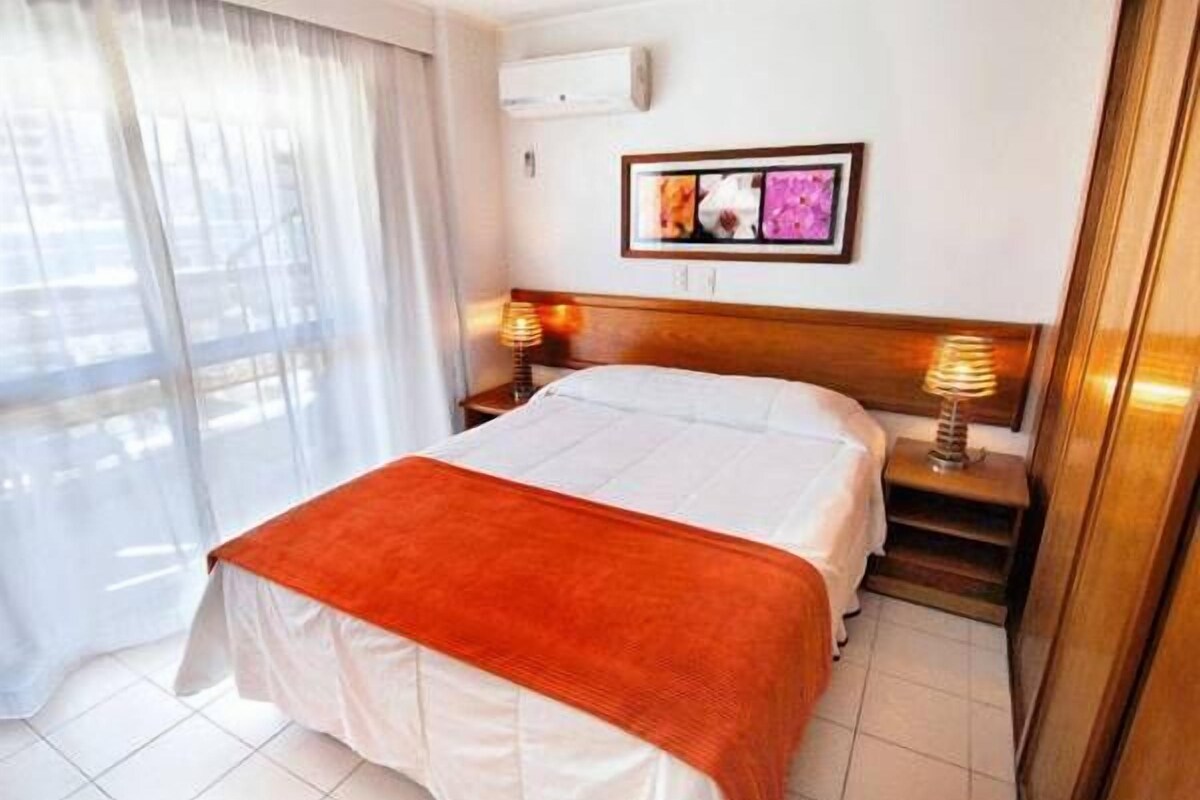 Donzen dekbedden, een minibar, een kluis op de kamer