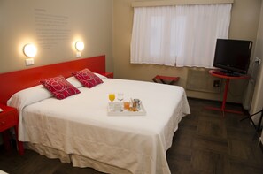 Rom – standard, 1 queensize-seng | Minibar, safe på rommet, skrivebord og strykejern/-brett