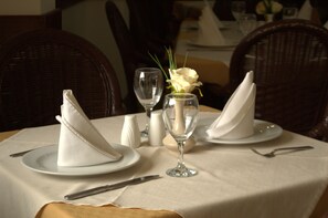 Serveert ontbijt, lunch en diner