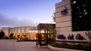 A hotel entrance with a sign reading "Villa del Rio" and a modern building facade. - Hotel Marina Villa del Rio (Valdivia)