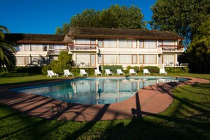 Una piscina al aire libre de temporada