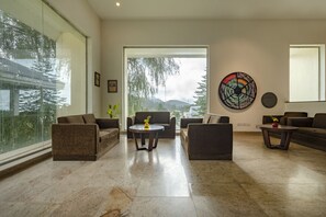 Televisión LED 43 pulgadas con canales de televisión por cable