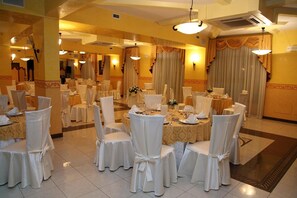 Breakfast, lunch and dinner served - Hotel Apan (Reggio Calabria)