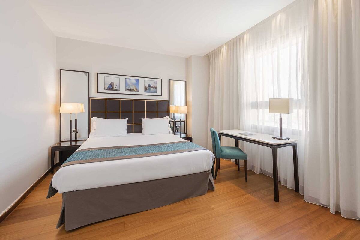 Minibar, két bảo mật tại phòng, bàn 