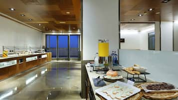 Desayuno buffet diario (EUR 13 por persona)