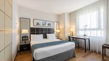 Een minibar, een kluis op de kamer, een bureau, een laptopwerkplek