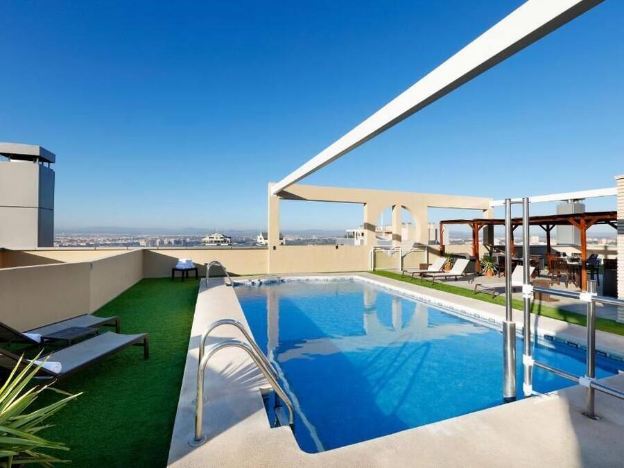 Una piscina al aire libre de temporada