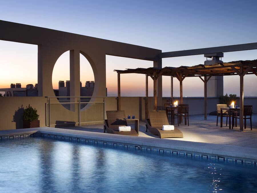 Una piscina al aire libre de temporada