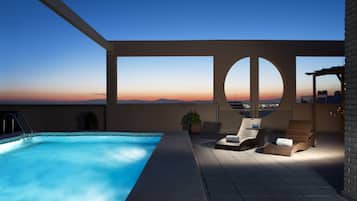 Una piscina al aire libre de temporada