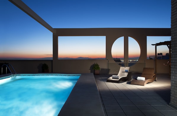 Una piscina al aire libre de temporada