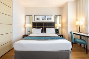 Een minibar, een kluis op de kamer, een bureau, een laptopwerkplek