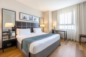 Triple Room, City View | Minibar, in-room safe, desk, laptop workspace - Eurostars Gran Valencia Hotel (Valencia)