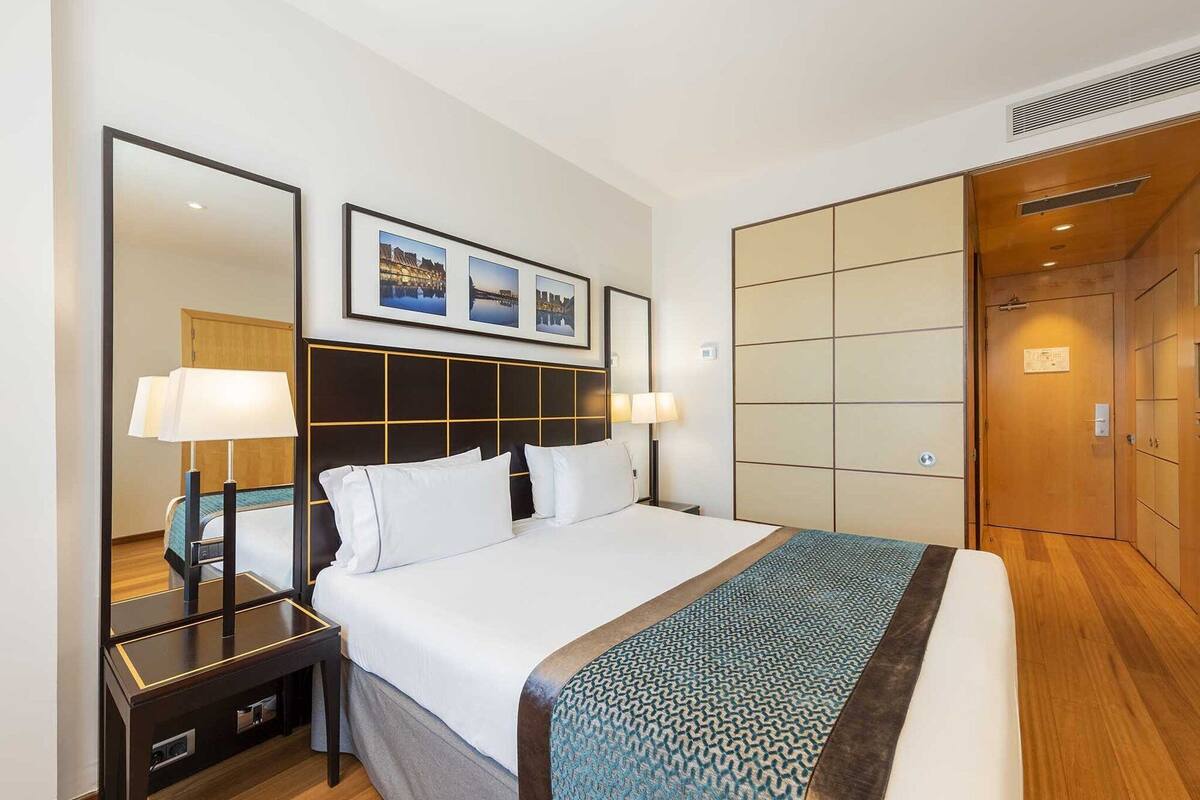 Minibar, két bảo mật tại phòng, bàn 