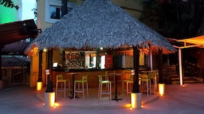 Bar au bord de la piscine