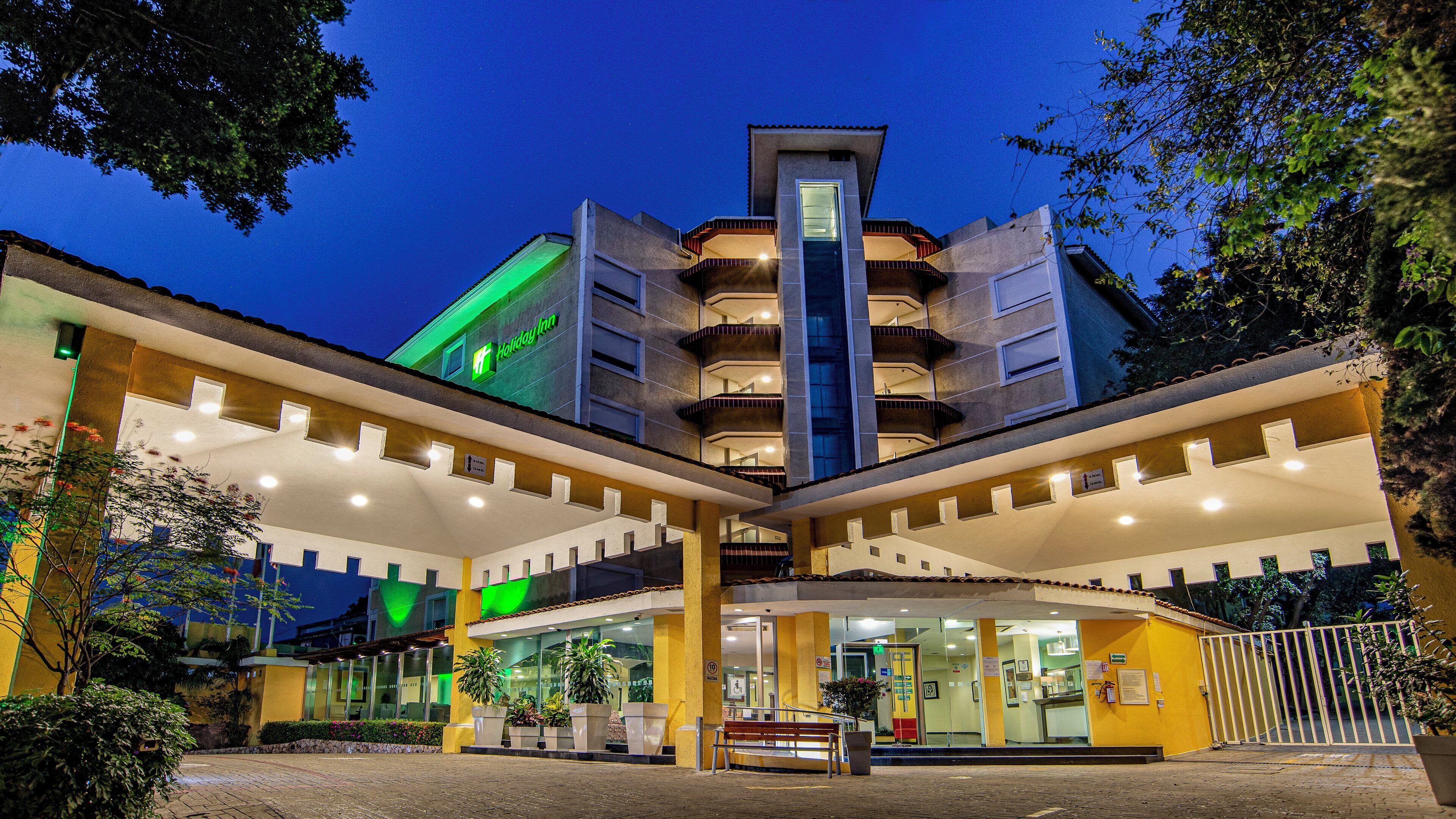 Un hotel con un atrio central, varios pisos y un letrero de Holiday Inn.