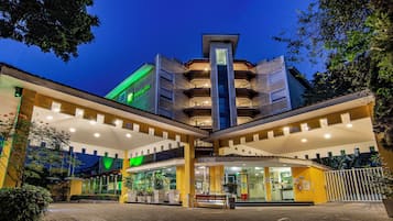Un hotel con un atrio central, varios pisos y un letrero de Holiday Inn.