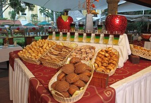 A buffet table with various baked goods and layered beverages. - Holiday Inn Cuernavaca by IHG (Cuernavaca)