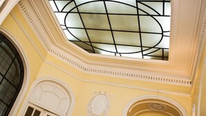 A high ceiling with a large, ornate skylight. - Hotel Frossard (Buenos Aires)