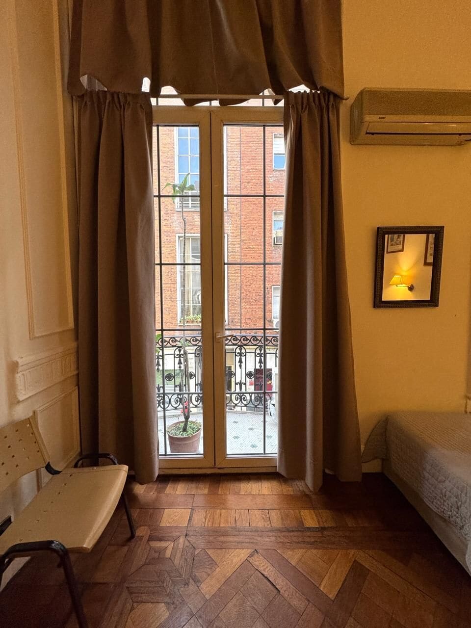 Quarto quádruplo, sacada | Camas com colchões pillow-top, frigobar, Wi-Fi de cortesia