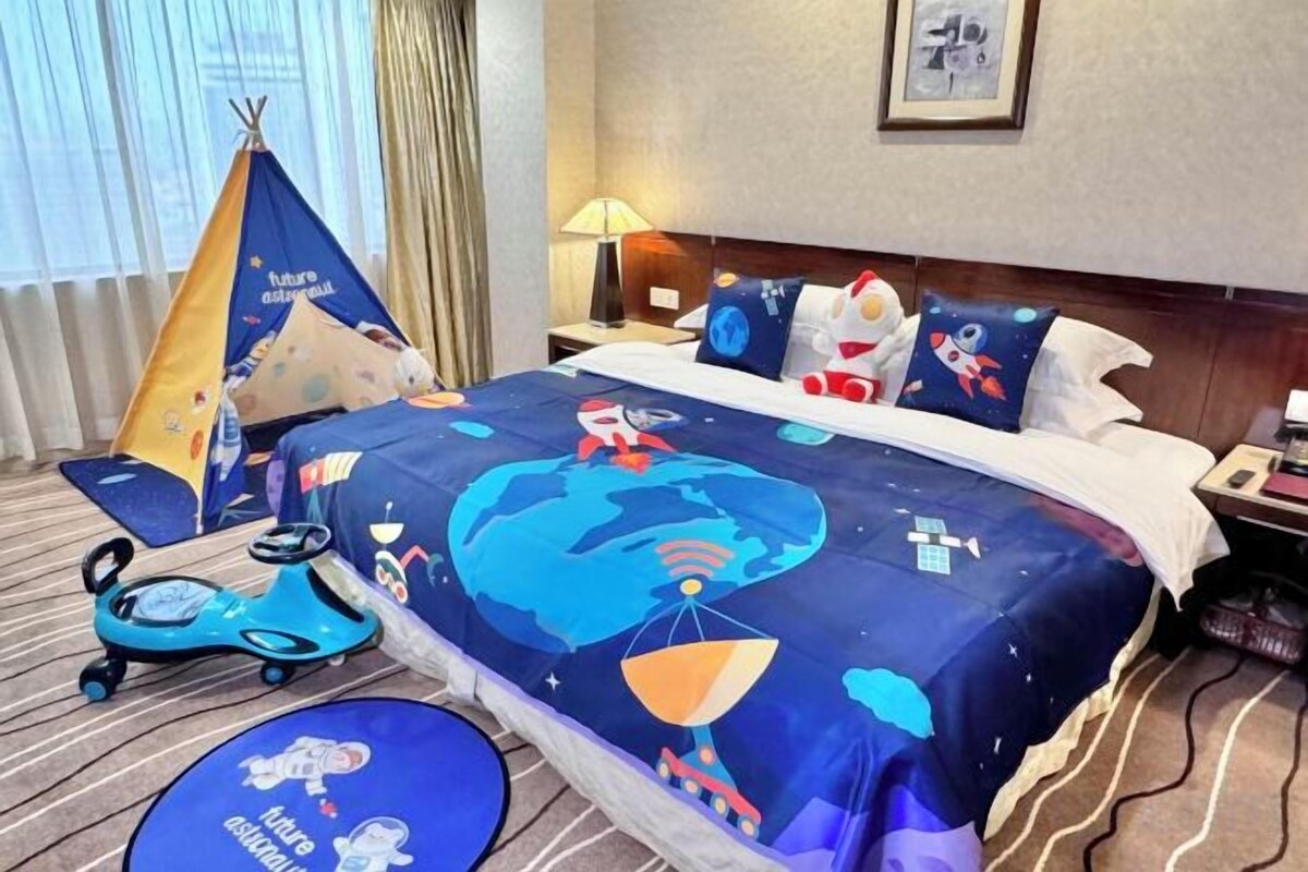 Minibar, in-room safe, alarm clocks