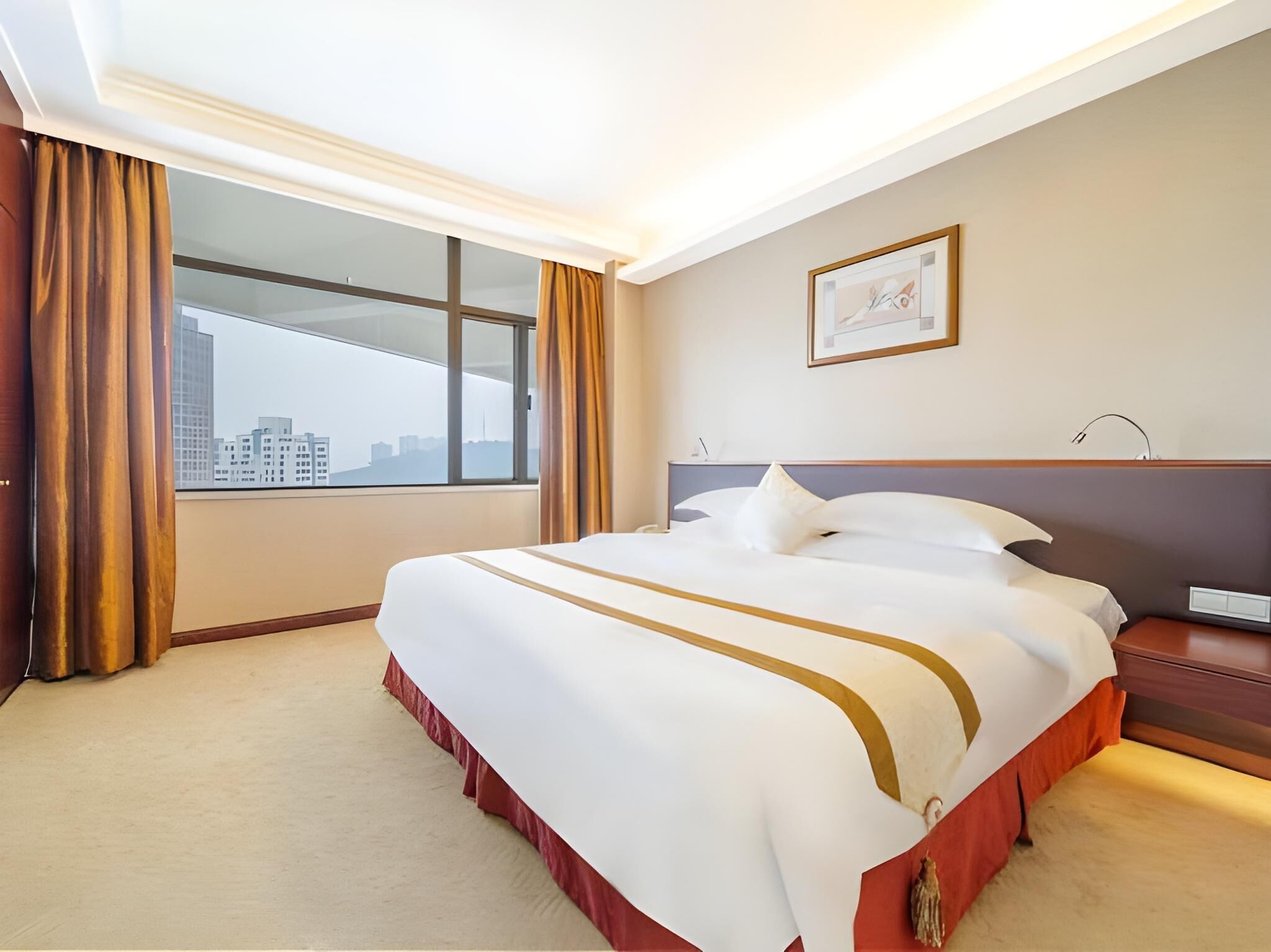 Minibar, in-room safe, alarm clocks