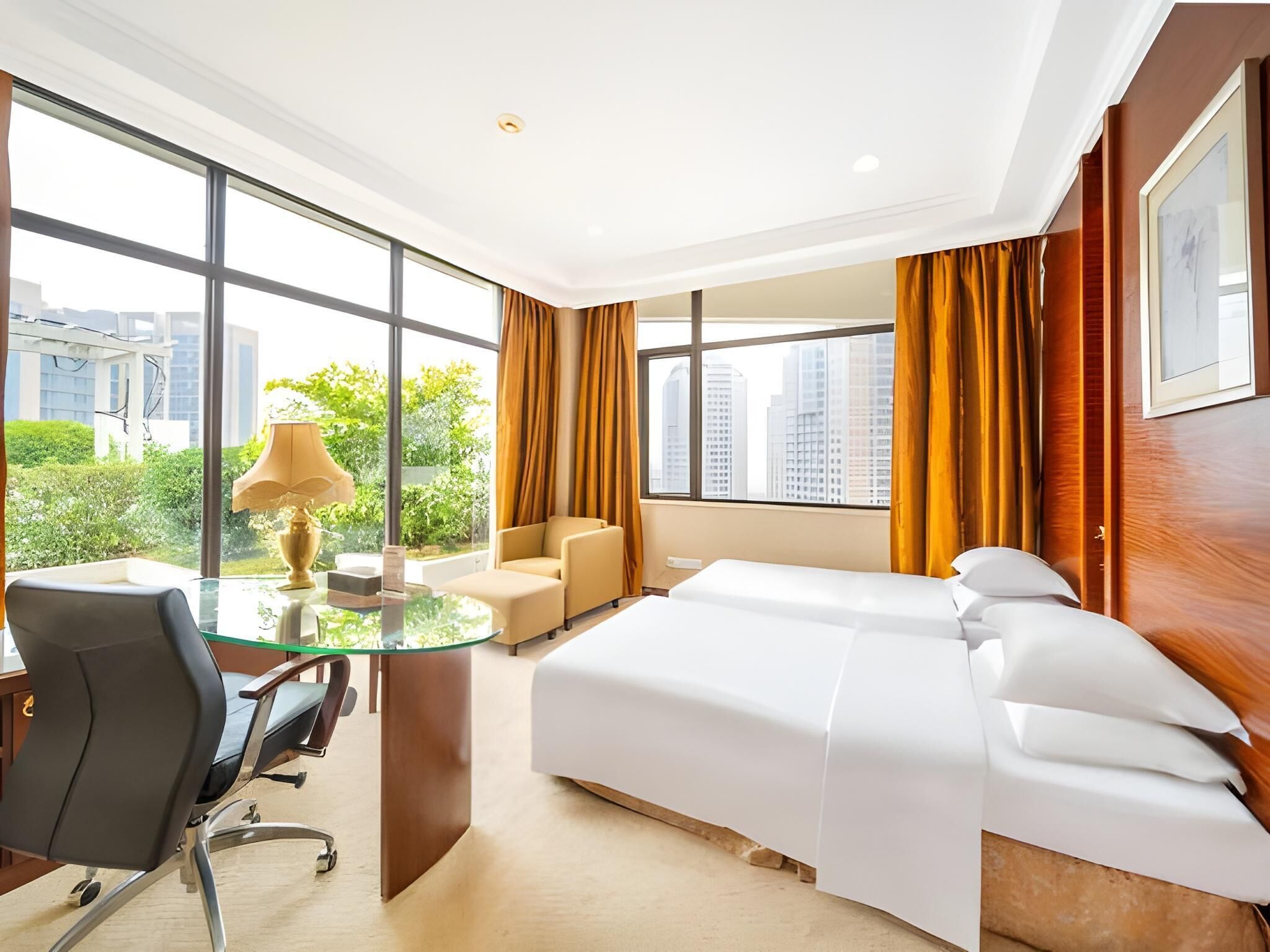 Minibar, in-room safe, alarm clocks