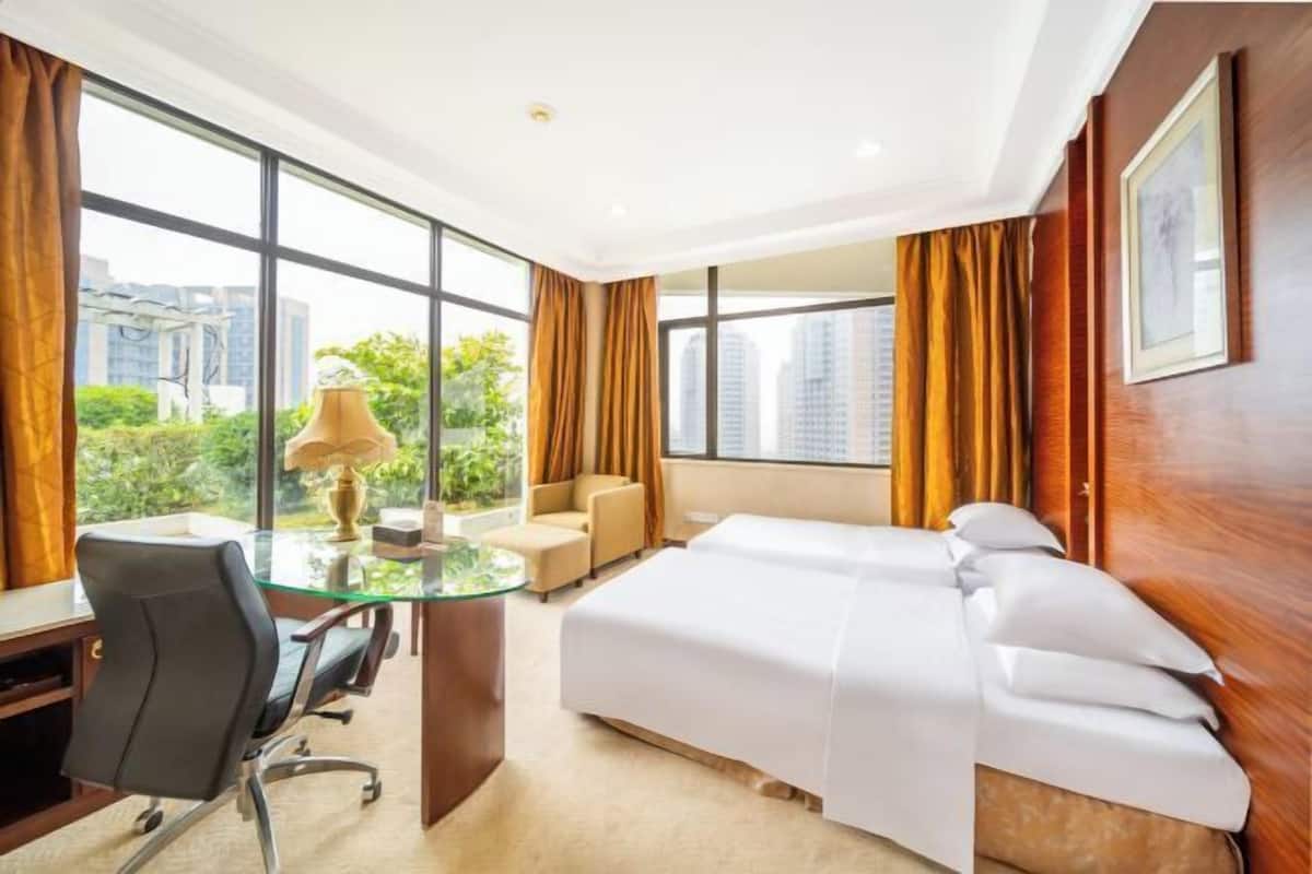 Minibar, caja fuerte, despertador