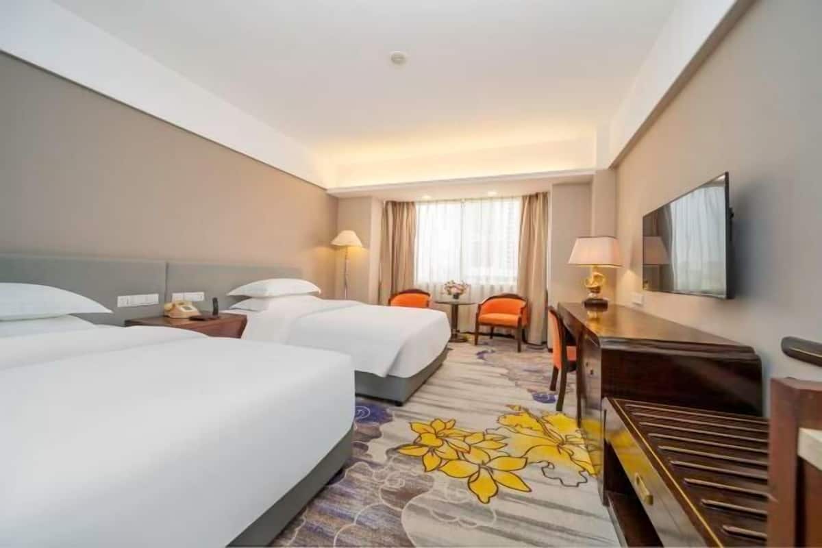 Minibar, in-room safe, alarm clocks