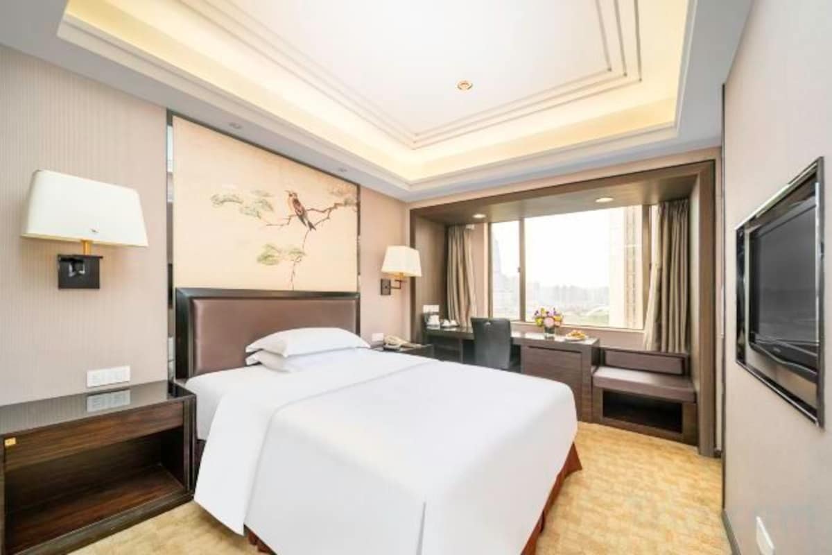 Minibar, in-room safe, alarm clocks