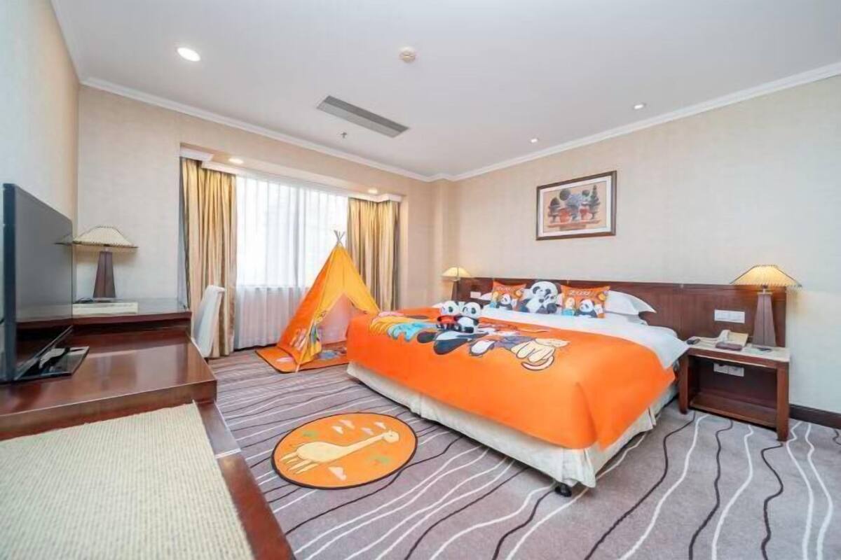 Minibar, in-room safe, alarm clocks