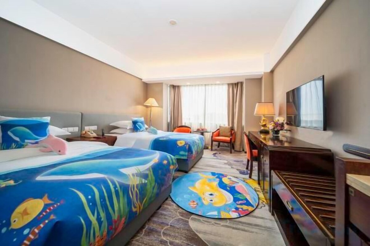 Minibar, in-room safe, alarm clocks