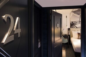 Minibar, safe på rommet, skrivebord og blendingsgardiner